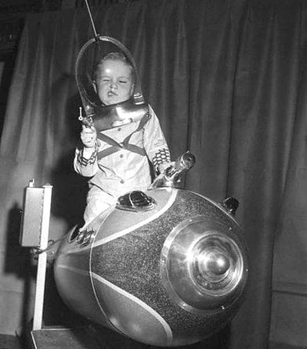 Космический рейнджер. Ребенок играл на космическом корабле, управляемом монеткой, на Американской ярмарке игрушек в 1953 году.