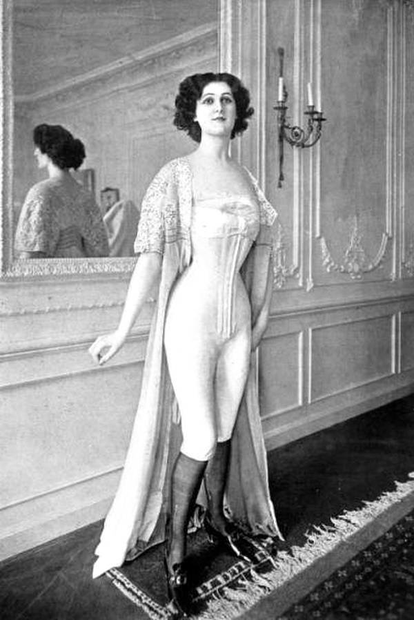Показ модного нижнего женского белья, Париж, Франция в 1901 году.