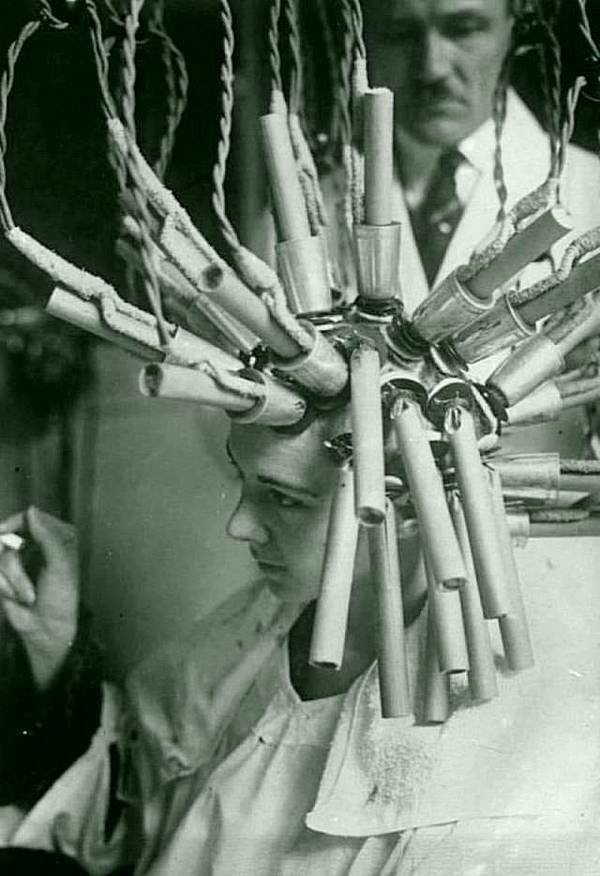 Женская парикмахерская в Германии в 1929 году. Прогресс на службе человеку.