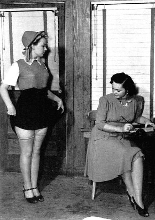 18-летняя Рут Олифант проходит кастинг на официантку, ездящую в железно-дорожных ресторанах, в Хьюстоне, штат Техас, в 1940 году. Менеджер г-жа Сивилс тренировала девочек в дикции, расторопности и важности смеяться над шутками клиентов. 