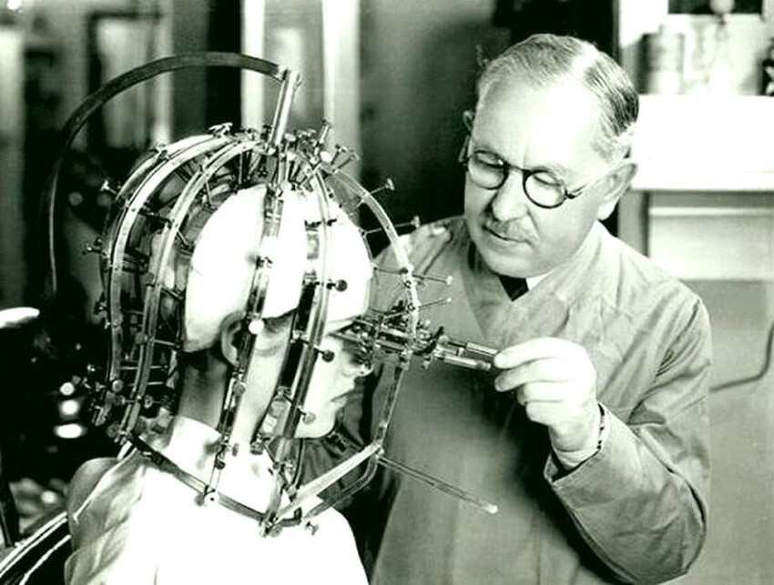 Устройство для коррекции черт лица. Придумал Макс Фактор (справа) в 1930 году.