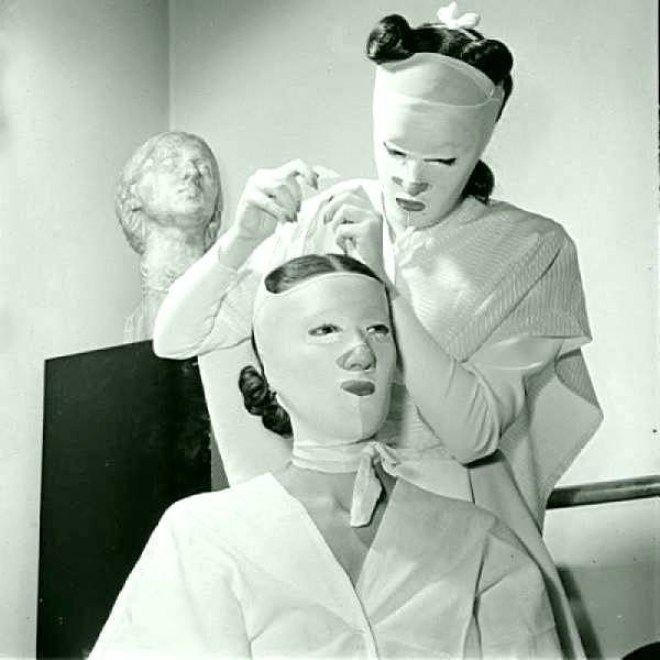 Косметические процедуры в 1940-х годах. (Не так давно я это видел.)