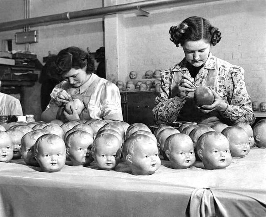 Кукольный макияж на фабрике игрушек в США, 1950.