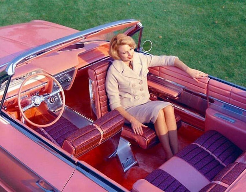 Бьюик Фламинго,  1961 года. Мы должны признать, что этот автомобиль выглядит потрясающе с вращающимся пассажирским сиденьем. Но где ремни безопасности?