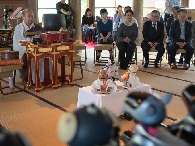 В буддийском храме отпели 114 сломанных роботов-собак