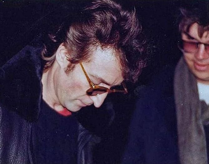 Джон Леннон дает автограф своему убийце
