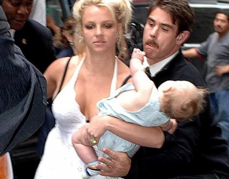 Бритни Спирс едва удерживает сына на руках