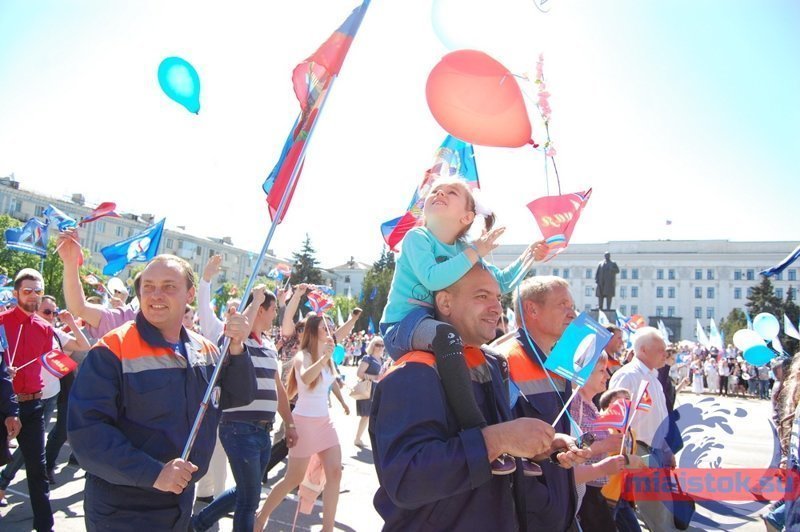 В Луганске прошло самое массовое со времен СССР первомайское шествие