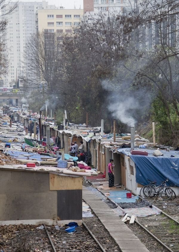 Цыганские трущобы на окраине Парижа. Надо отметить, что власти все-таки снесли это, но таких трущоб еще очень много и все они похожи друг на друга