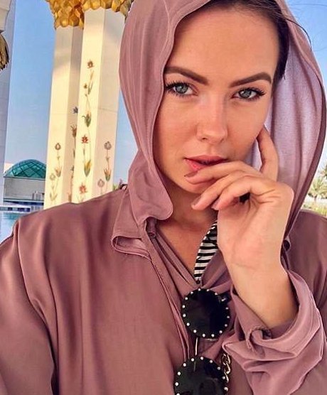 Очаровательная литовская стюардесса делиться в Instagram* снимками своей гламурной жизни