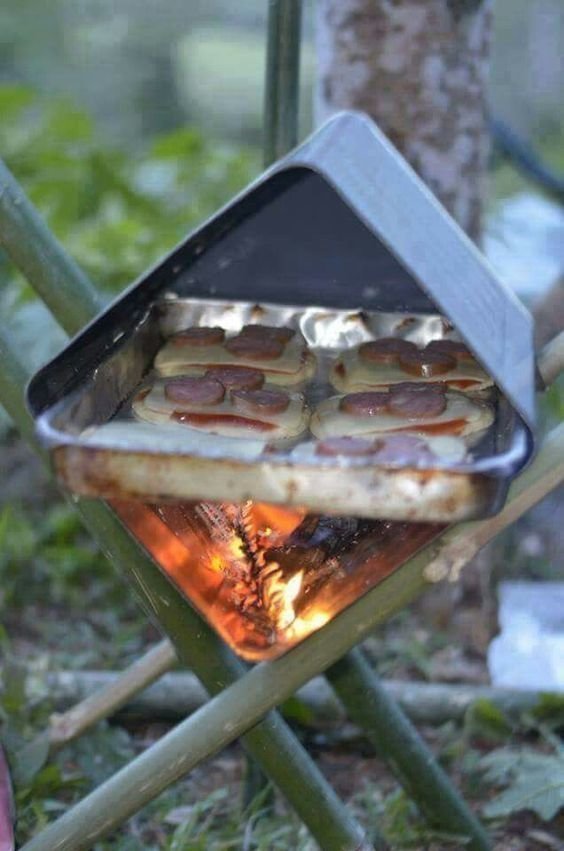 Коробочку уголком между палочками и вуаля- горячие бутерброды готовы. И с дымком..