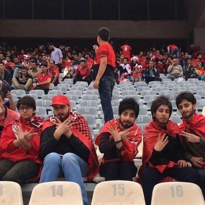28. Женщинам в Иране запрещено посещать футбольные матчи. Но этим пяти девушкам удалось остаться незамеченными!