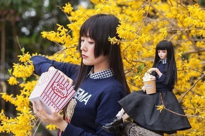 Японка фотографируется со своей кукольной копией  - и это очень красиво