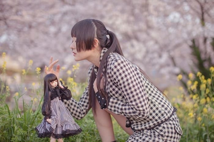 Японка фотографируется со своей кукольной копией  - и это очень красиво