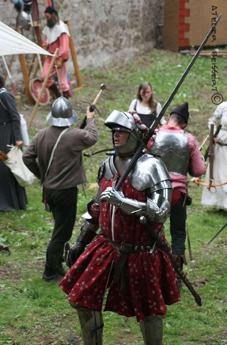 Рыцари: оружие, доспехи, одежда