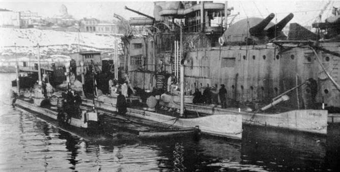 Подводные лодки «Карп», «Карась» и «Камбала» у борта плавбазы (Блокшив №8, бывший броненосец «Двенадцать Апостолов»)
