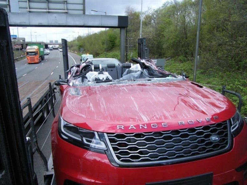 Водитель автовоза с новыми Range Rover не проехал под мостом