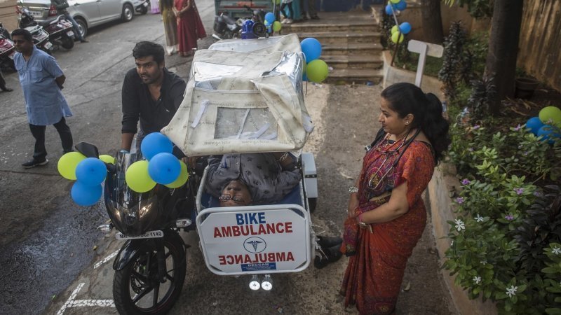 В Индии мотонеотложки помогают спасать жизни в условиях интенсивного движения