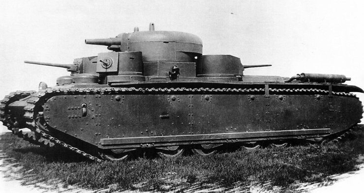Пятибашенный советский танк Т-35 Крепость на гусеничном ходу