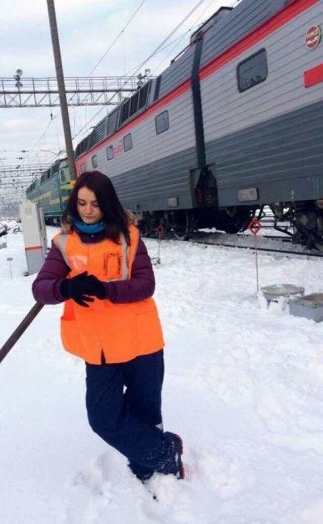 Очаровательные сотрудницы, которые работают на железной дороге