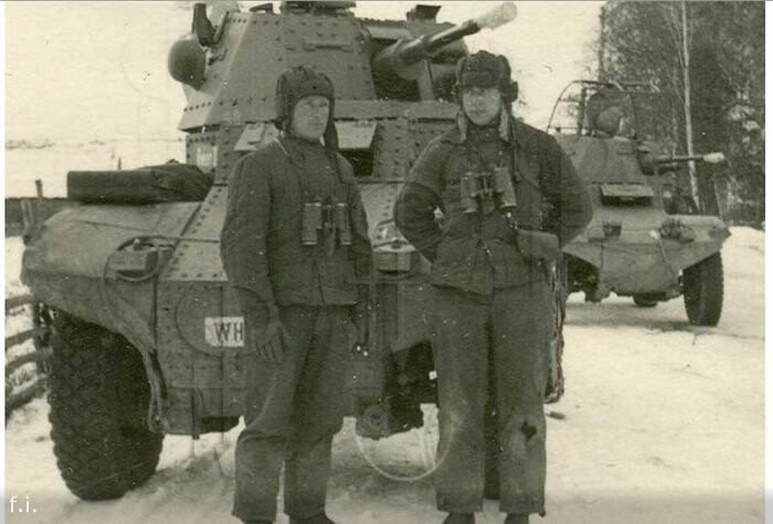 Советские солдаты позируют у французских бронеавтомобилей AMD 35 (Panhard 178), ранее бывших на службе в вермахте.