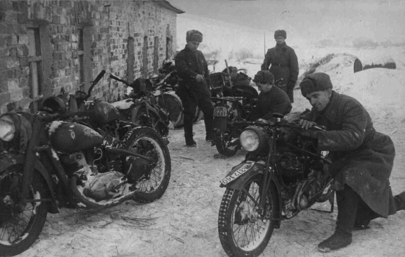 Советские солдаты осматривают немецкие трофейные  мотоциклы