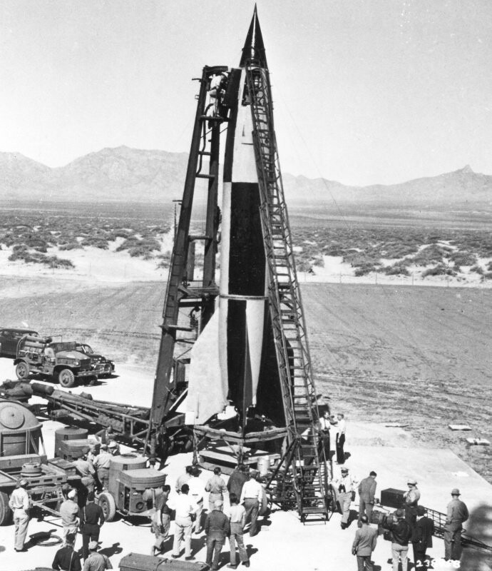 Немецкая баллистическая ракета «Фау-2», захваченная американцами в Германии перед испытательным пуском на полигоне Уайт-Сэндс, Нью-Мексико