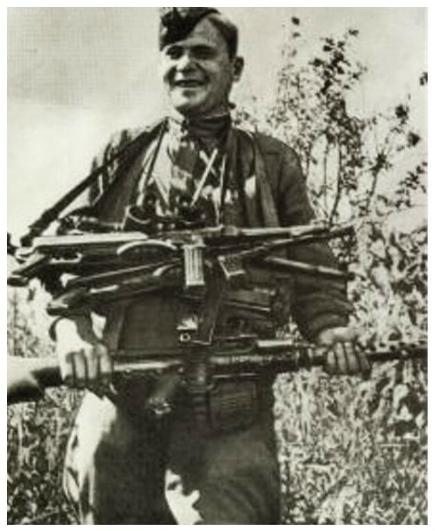 Советский солдат с трофейным оружием
