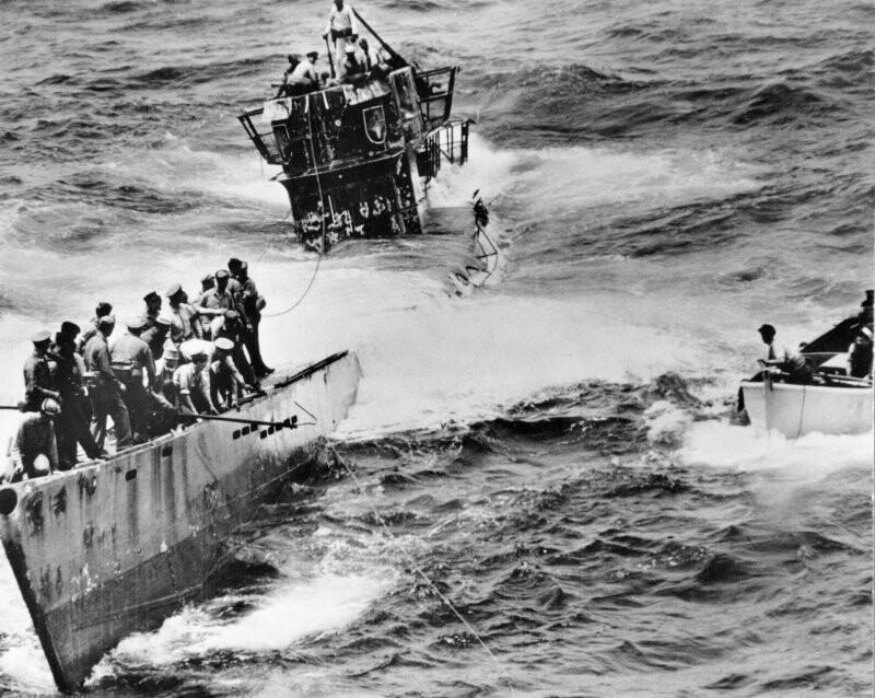 Захваченная американцами немецкая подлодка U-505. 4 июня 1944 г.