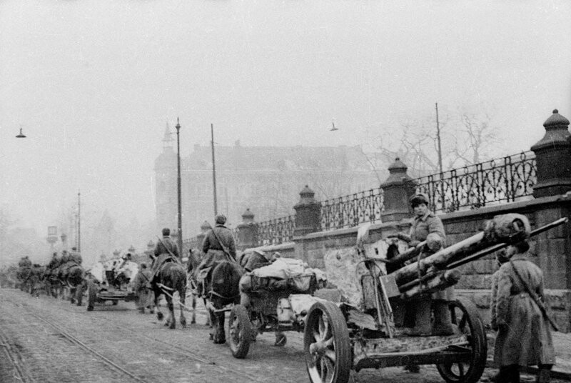 Советское подразделение артиллеристов, вооруженное трофейными немецкими гаубицами 10,5 cm leFH 18M в Кракове