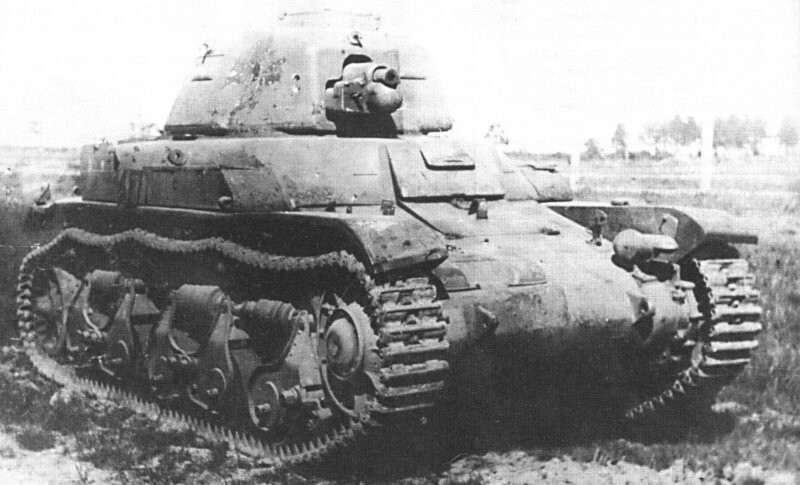 Трофейный немецкий танк 35R 731(f) во время испытаний на научно-испытательном бронетанковом полигоне в подмосковной Кубинке.