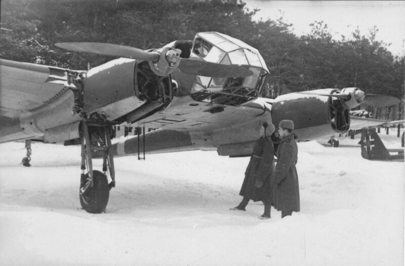 Советские солдаты осматривают захваченный немецкий самолет-разведчик Фокке-Вульф Fw.189 «Рама».