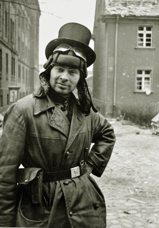 Советский офицер-танкист в цилиндре. Германия, 1945 г.