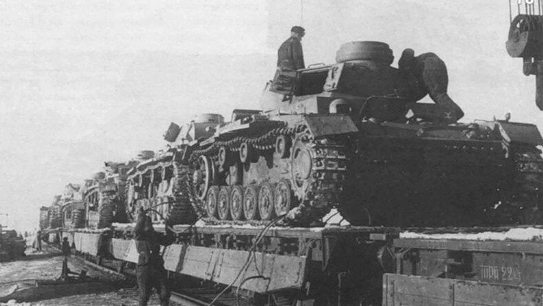 Эшелон с трофейными немецкими танками движется на рембазу