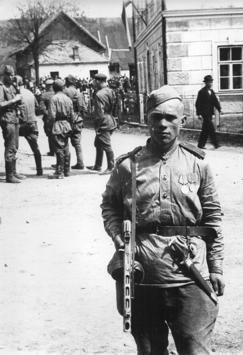 Советский солдат с прикрепленным к поясу эсэсовским кинжалом. Пардубицки, Чехословакия, май 1945 года