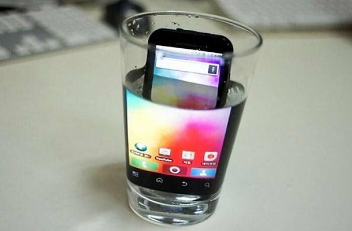 Маленький экран смартфона? Положите его в воду! Это увеличит экран на 200%