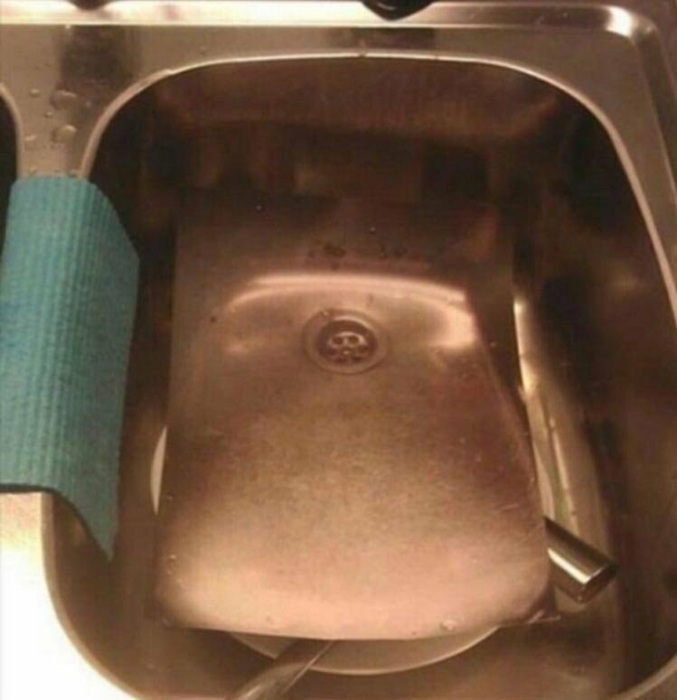Если вам не нравится вид грязной посуды в раковине, то просто распечатайте фото пустой раковины и положите сверху