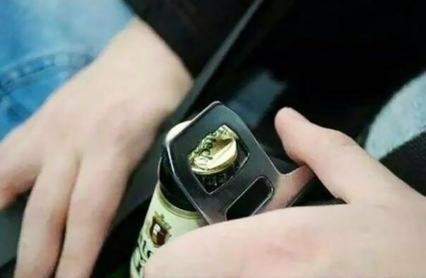 Используйте ремень безопасности, чтобы открыть бутылку пива за рулём