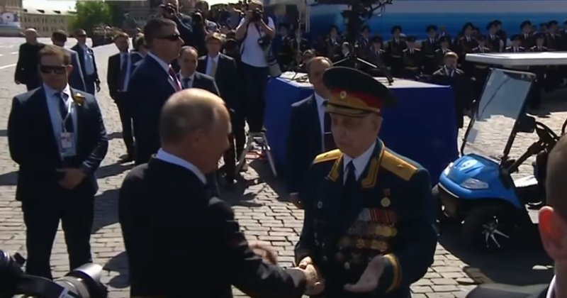 Путин спас ветерана от своей охраны