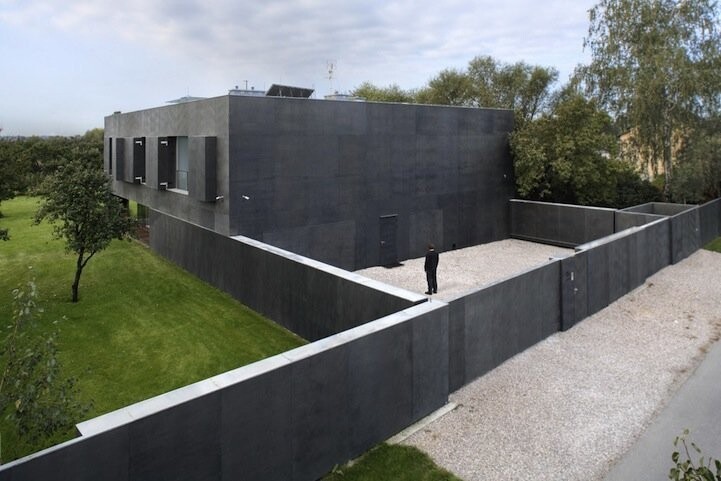 Спасись и сохранись: в Польше построили дом, который за три секунды становится бункером