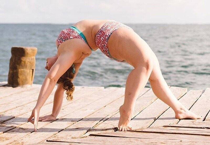 Ограничения не в теле, они в нашей голове. Стокилограммовая девушка показала- для йоги нет преград