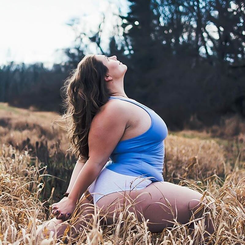 Ограничения не в теле, они в нашей голове. Стокилограммовая девушка показала- для йоги нет преград