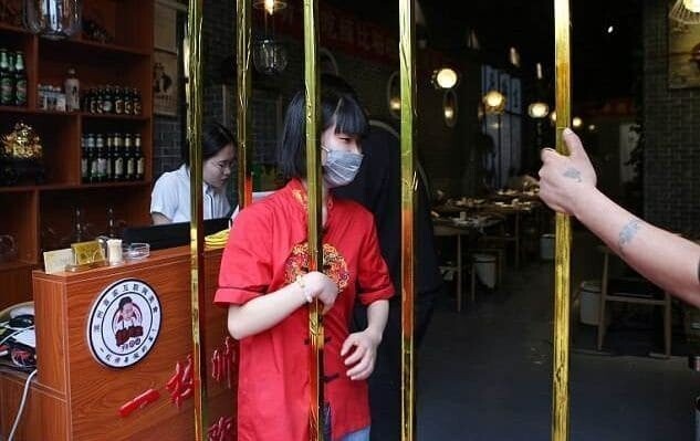 Худых людей начали бесплатно кормить в китайском ресторане