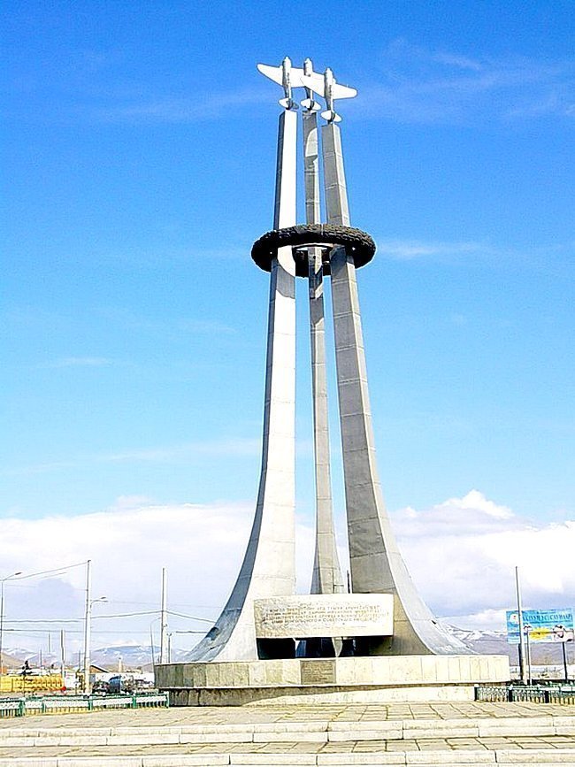  Памятник авиаэскадрилье "Монгольский Арат". Улан-Батор.