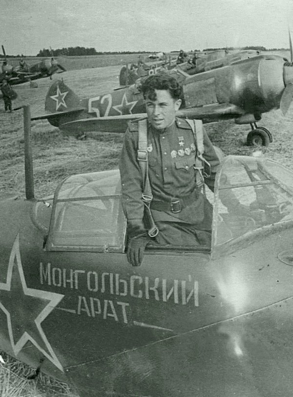 Пилот 2-го гвардейского истребительного авиаполка капитан А.И. Майоров в кабине своего истребителя Ла-5ФН «Монгольский арат». Время съемки: июль 1944.   