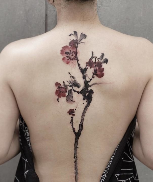 Тату на спине: подборка красивых татуировок вдоль позвоночника