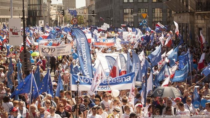 50 тысяч поляков вышли на акцию протеста против правительства