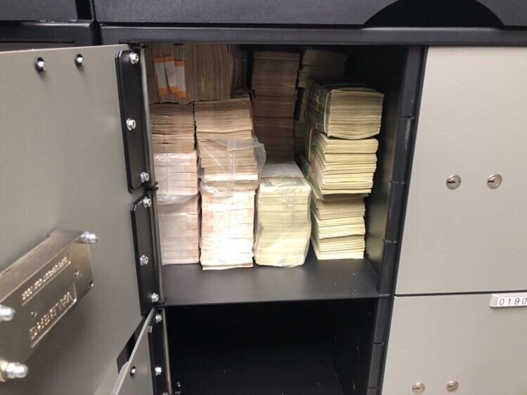 Деньги в сейфах, пакетах и коробках — фото обыска чиновника Ростехнадзора