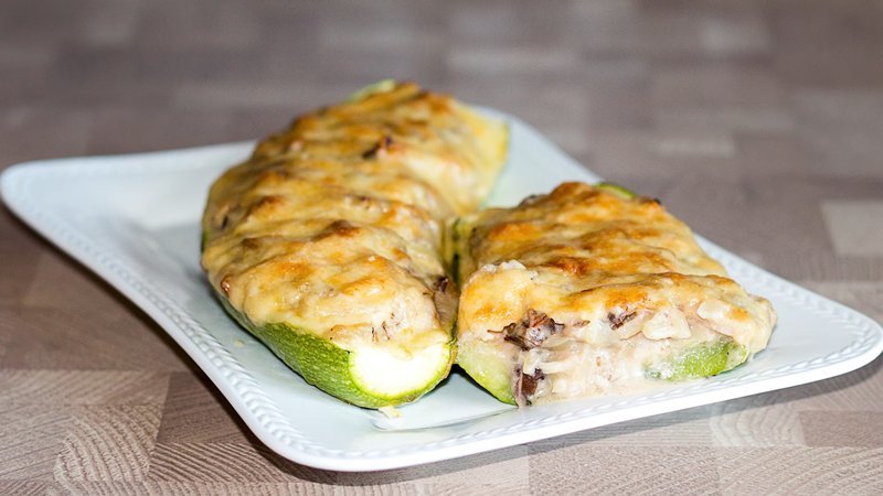 Жюльен в запеченных кабачках - горячая закуска