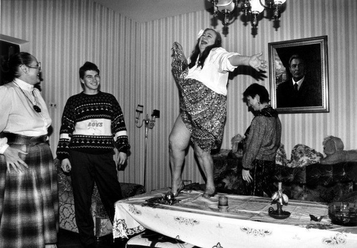 Галина Брежнева танцует на столе у себя дома, начало 1990-х